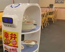 Robot penyaji makanan di restoran